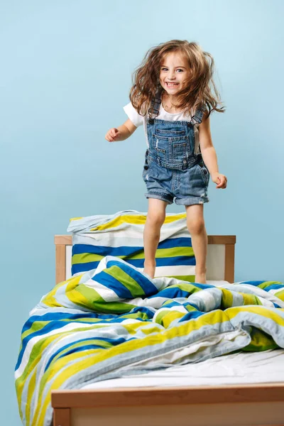 Άτακτο Αστείο Κορίτσι Νήπιο Δεν Θέλει Κοιμηθεί Πηδά Στο Κρεβάτι — Φωτογραφία Αρχείου
