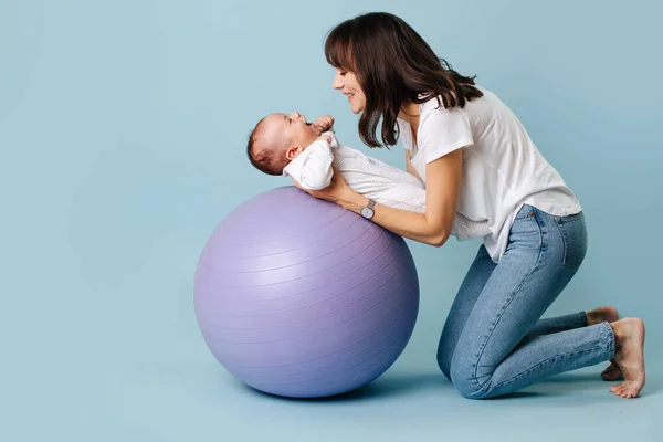 Jonge Mooie Brunette Mama Doet Oefeningen Met Baby Fitness Bal — Stockfoto