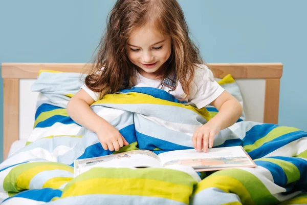 Girl Toddler Curly Hair Prepares Bed Flips Children Book Sitting — Stock Photo, Image