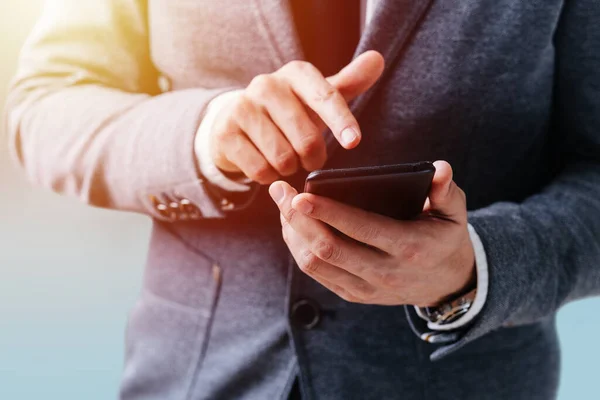 Een Man Een Zakenpak Houdt Een Telefoon Zijn Hand Legt — Stockfoto