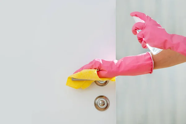 Ręce Rękawiczkach Czyszczące Standardowy Trzonek Drzwi Toaletowych Zamkiem Środek Rozpylający — Zdjęcie stockowe