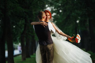 Yakışıklı yeni evli bir çift. Koca, güzel mutlu karısını karanlık sokakta döndürüyor. Hayatlarının en güzel gününü geçiriyorlar..