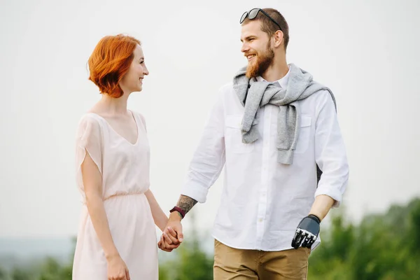 Šťastný Manželský Pár Středního Věku Stojící Parku Drží Ruce Usmívají — Stock fotografie