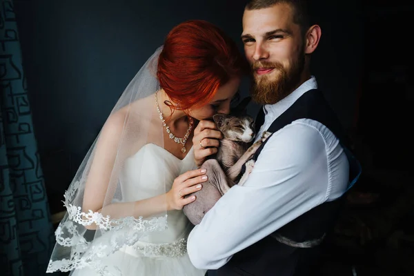 Das Frisch Verheiratete Paar Steht Eng Beieinander Und Kuschelt Mit — Stockfoto