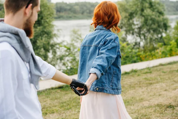 Heureux Couple Marié Âge Moyen Marchant Dans Parc Côté Une — Photo