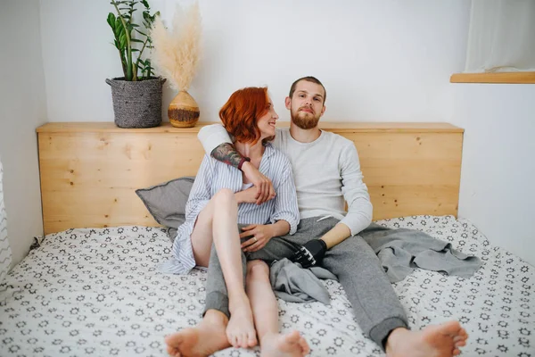 Mutlu Evli Çift Evde Çift Kişilik Yatakta Dinleniyor Kadın Kocasına — Stok fotoğraf