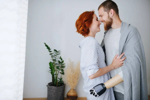 Mutlu Evli Çift Evde Birbirine Aşık Gülümsüyor Yakın Duruyor Birbirlerini — Stok fotoğraf