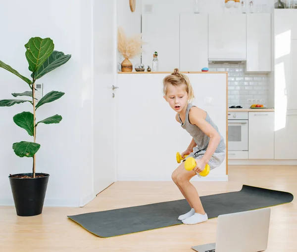 Loira Menino Faz Exercício Matinal Line Uma Cozinha Minimalisti — Fotografia de Stock