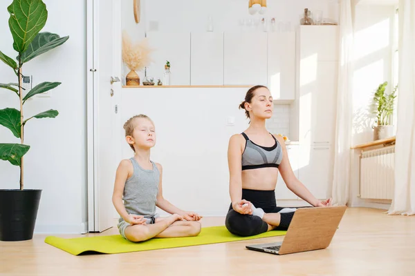 Maman Son Fils Font Yoga Ligne Sur Ordinateur Ils Assoient — Photo