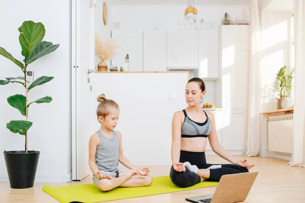 Accueil Pratique Yoga Ligne Maman Son Fils Asseoir Dans Une — Photo