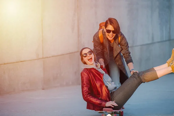 Porträt Zweier Junger Amüsierter Frauen Mit Kurzen Haaren Und Sonnenbrille — Stockfoto