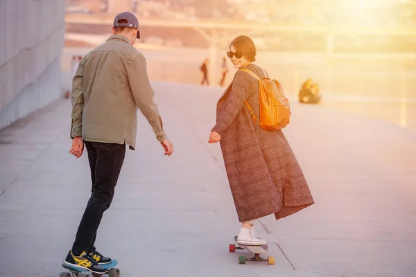 Dos Amigos Felices Están Montando Sus Patinetas Puesta Sol Una —  Fotos de Stock