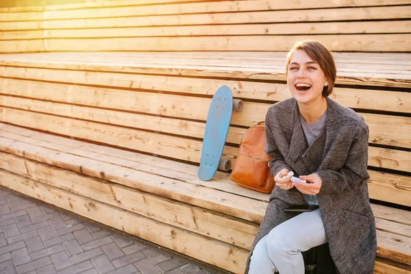 Lachende Jonge Vrouw Met Kort Haar Grijs Modieuze Jas Met — Stockfoto