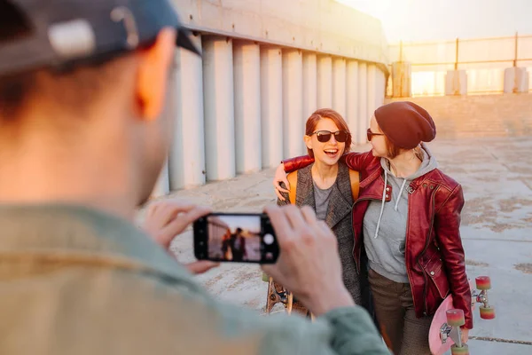 Férfi Két Fiatal Boldog Mosolygós Nőt Fényképez Rövid Hajjal Napszemüvegben — Stock Fotó