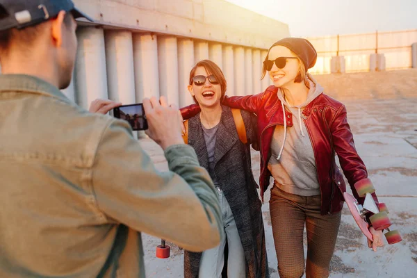 Man Maakt Foto Van Twee Jonge Vrolijke Lachende Vrouwen Met — Stockfoto