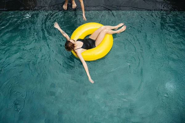 Jeune Femme Maillot Bain Noir Lunettes Soleil Dans Piscine Sur — Photo