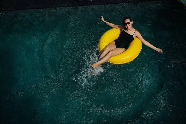 Jeune Femme Maillot Bain Noir Lunettes Soleil Dans Piscine Sur — Photo