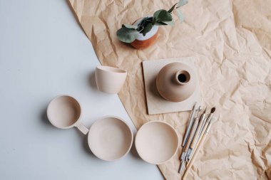 Boş bej rengi çömlek seramik ürünleri. Kovuldu ve parlatıldı. Kaseler, fincanlar ve vazolar. Üst görünüm.