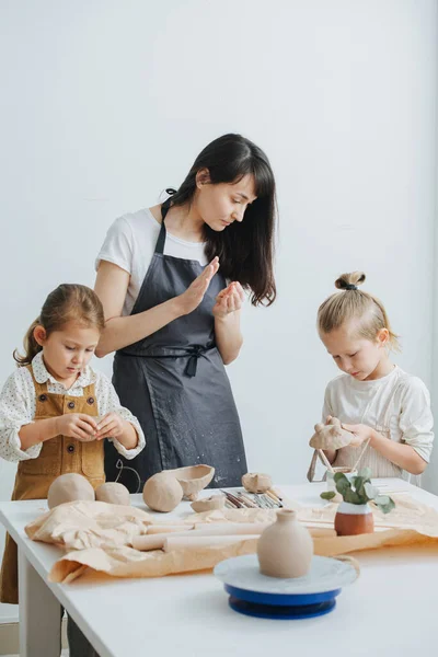 Middle Age Брюнетка Жінка Вчить Дітей Зробити Глиняний Посуд Руками — стокове фото