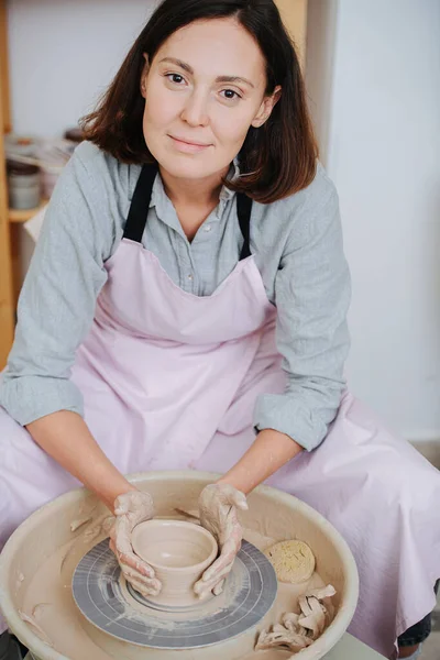 Retrato Uma Mulher Morena Moldando Utensílios Cozinha Barro Uma Roda — Fotografia de Stock
