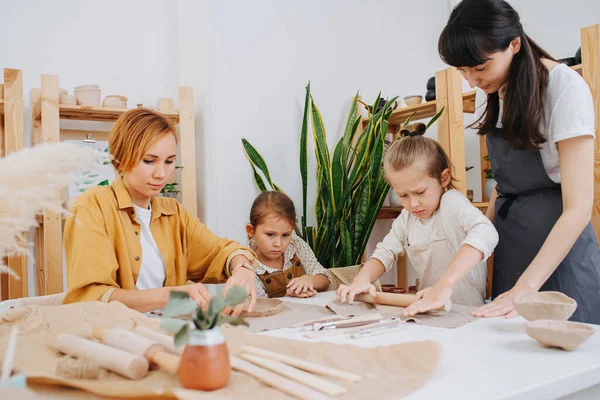 Mujer Atenta Niños Pequeños Que Trabajan Con Arcilla Taller Bajo —  Fotos de Stock