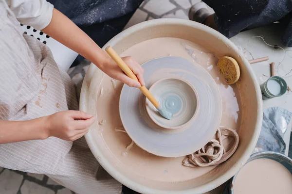 Menina Mãos Pintura Tigela Argila Uma Roda Cerâmica Uma Oficina — Fotografia de Stock