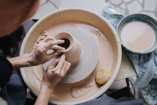 Mulher Mãos Moldar Vaso Barro Uma Roda Cerâmica Sua Oficina — Fotografia de Stock