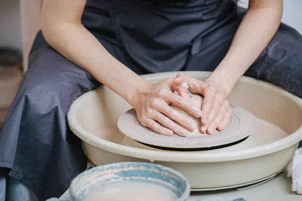Mulher Mãos Moldar Argila Uma Roda Cerâmica Para Vaso Futuro — Fotografia de Stock