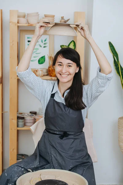 Brunetka Żartuje Trzymając Koło Ceramiczne Góry Nogami Jej Prywatnym Warsztacie — Zdjęcie stockowe