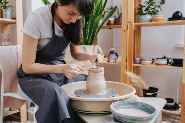 Mulher Morena Middle Idade Moldar Vaso Barro Uma Roda Cerâmica — Fotografia de Stock