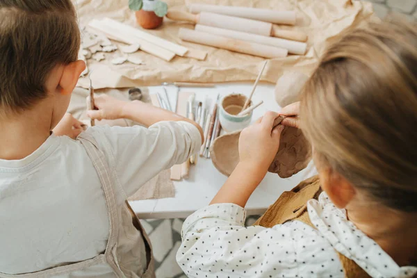 Hermanos Pequeños Que Trabajan Con Arcilla Taller Cortándola Moldeándola Forma —  Fotos de Stock