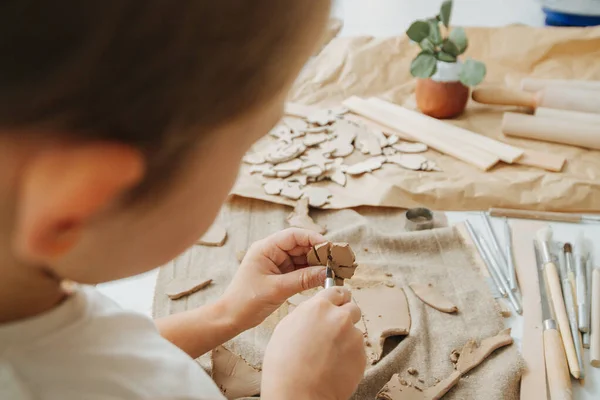 Niño Trabajando Con Arcilla Taller Cortando Forma Hoja Forma Ángulo —  Fotos de Stock