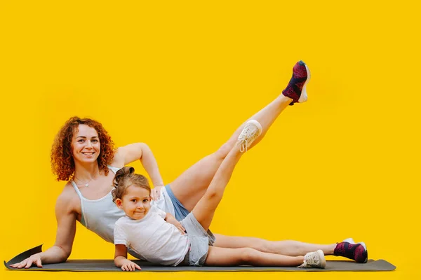 Moeder Dochter Doen Side Leg Verhoogt Een Yoga Mat Synchroon — Stockfoto