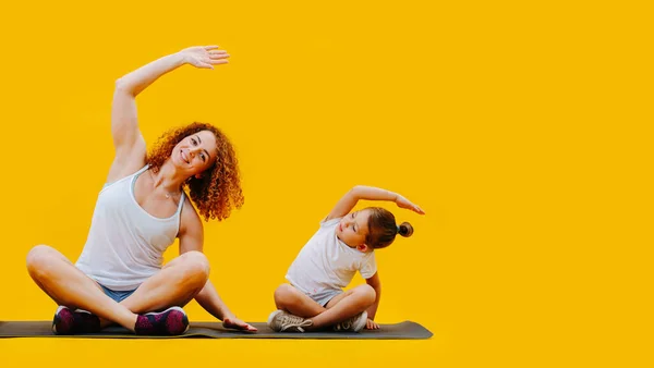 Moeder Dochter Doen Zijbochten Gemakkelijke Pose Een Yoga Mat Synchroon — Stockfoto