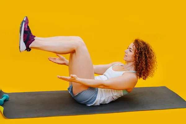 Mooie Roodharige Vrouw Die Thuis Yoga Beoefent Een Mat Buikspieroefeningen — Stockfoto