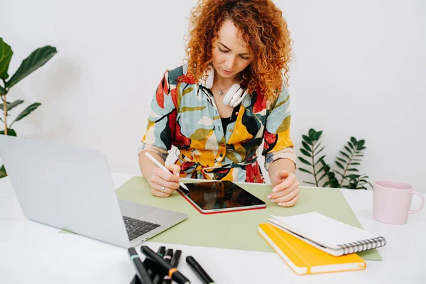 Enfocado Mujer Artista Jengibre Serio Colorido Vestido Pintura Detrás Escritorio — Foto de Stock