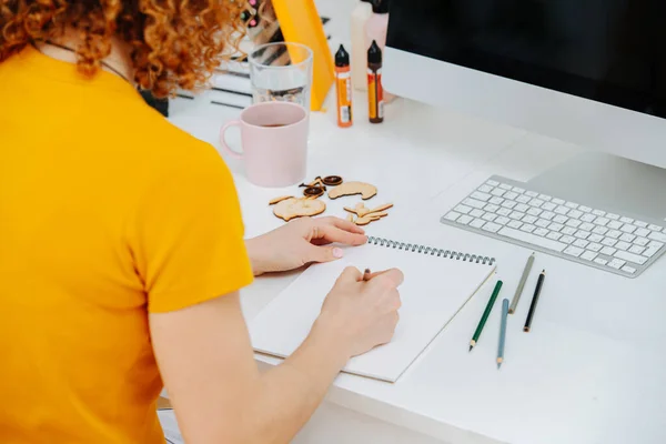 Artista Jengibre Dibujando Detrás Del Escritorio Bloc Notas Con Lápiz — Foto de Stock