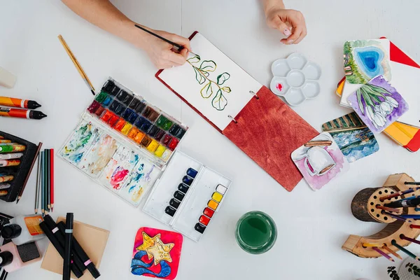 Mujer Pintando Mano Pequeña Planta Bloc Notas Sobre Mesa Con —  Fotos de Stock