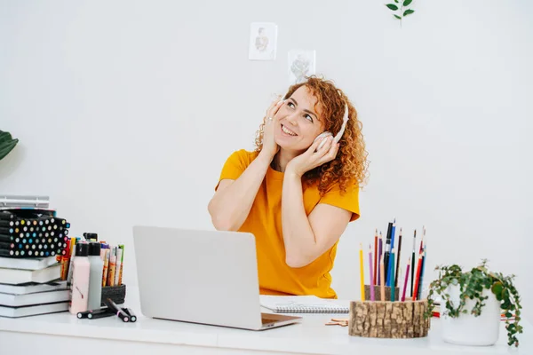 Mujer Artista Jengibre Feliz Trabajando Detrás Del Escritorio Auriculares Hablando —  Fotos de Stock