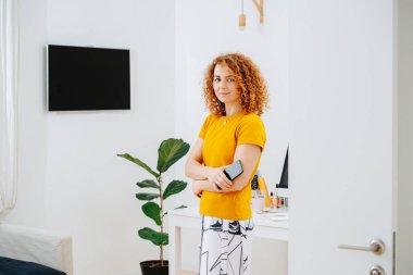 Yarı uzunlukta, yarı dönüşmüş, kızıl saçlı genç bir kadının portresi.