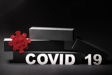 Siyah arkaplan üzerinde covid19 kelime ve kırmızı virüs figürü olan çökmüş ekonomik bar tablosu