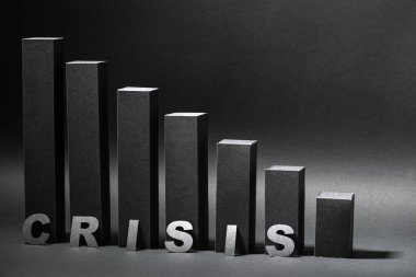 Siyah renkli kağıttan yapılan 3D bar tablosu ve kelime krizini belirten harfler. Gri tonlarda