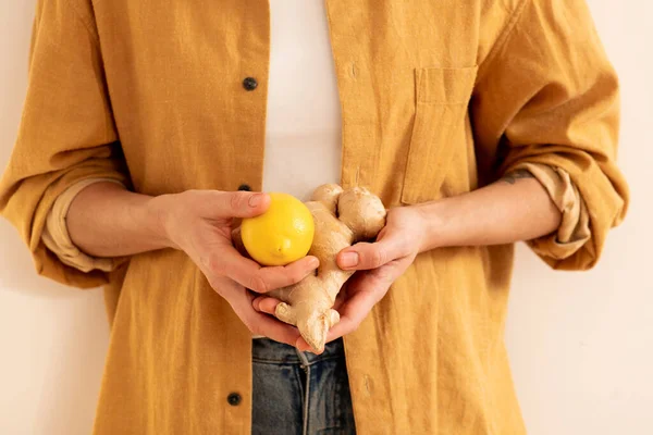 Mulher Uma Jaqueta Bege Segurando Limão Uma Raiz Gengibre Com — Fotografia de Stock