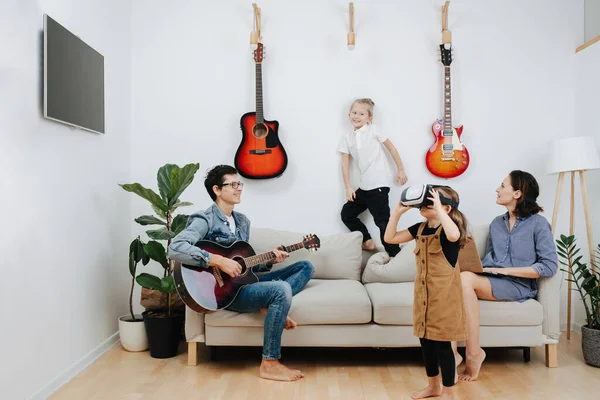 Familia Pasa Tiempo Sofá Sala Estar Haciendo Suyo Papá Tocando — Foto de Stock