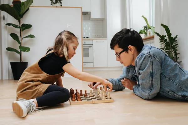 Heureux Père Petite Fille Jouant Aux Échecs Sur Plancher Cuisine — Photo