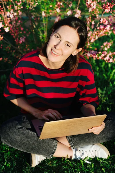 Portret Van Een Vrouw Met Laptop Tegen Achtergrond Van Een — Stockfoto