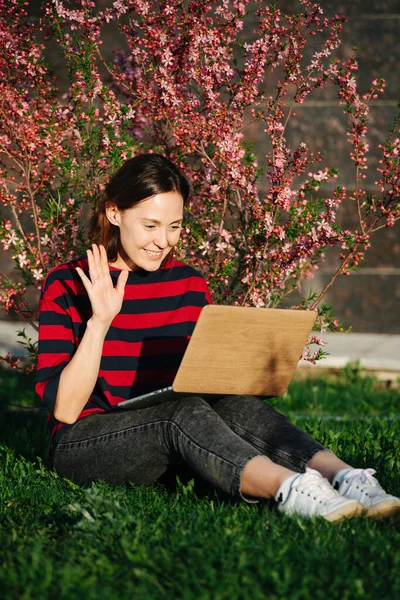 Het Meisje Praat Videolink Met Een Laptop Groet Zwaait Met — Stockfoto