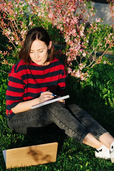 Meisje Zittend Het Gras Een Bloeiende Tuin Online Studeren Met — Stockfoto