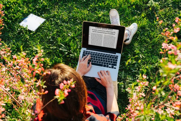 Meisje Zittend Het Gras Een Bloemrijke Tuin Werk Een Laptop — Stockfoto