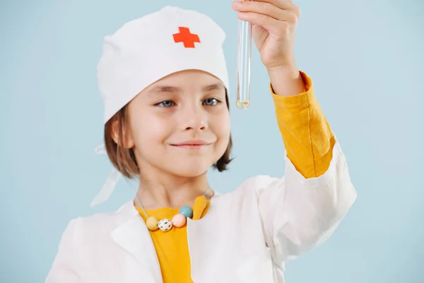 Niña Jugando Ser Médico Sobre Fondo Azul Pandemia Inspirada Niño —  Fotos de Stock